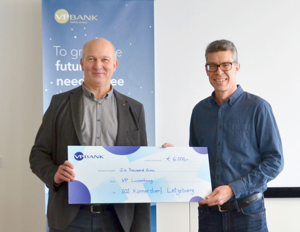 Thomas Steiger presented the cheque to Jean-Paul Karpen